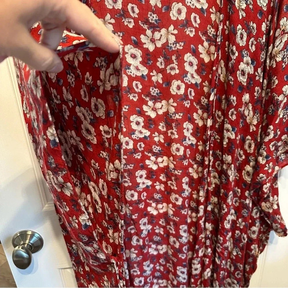 American Eagle Red Floral Kimono Lightweight Viscose Cover Up Size O/S - Picture 5 of 9